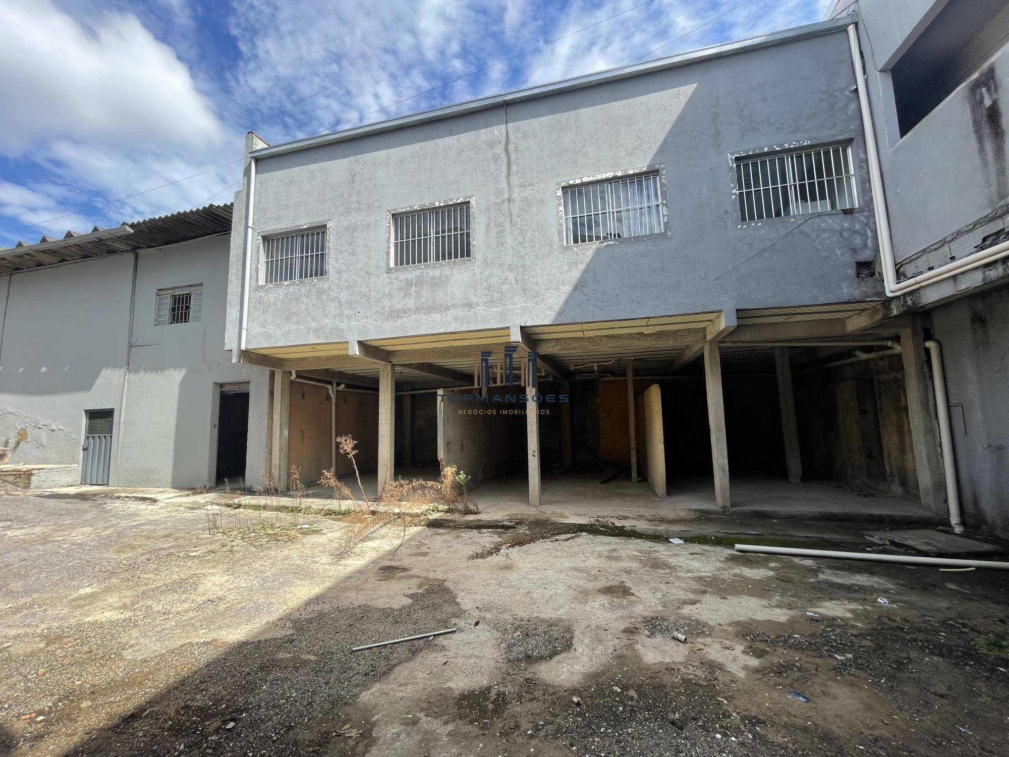 Loja e pátio com 620m2 em excelente ponto comercial no Céu Azul/BH