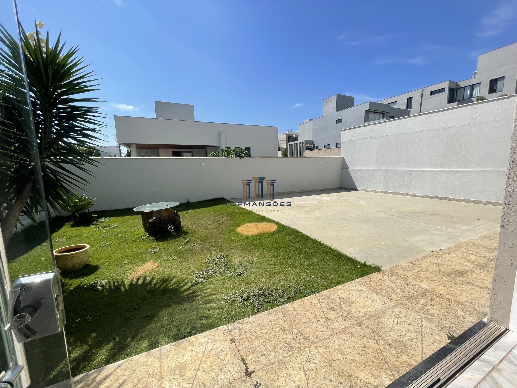 Linda casa com 3 suítes em Condomínio- Vespasiano.
