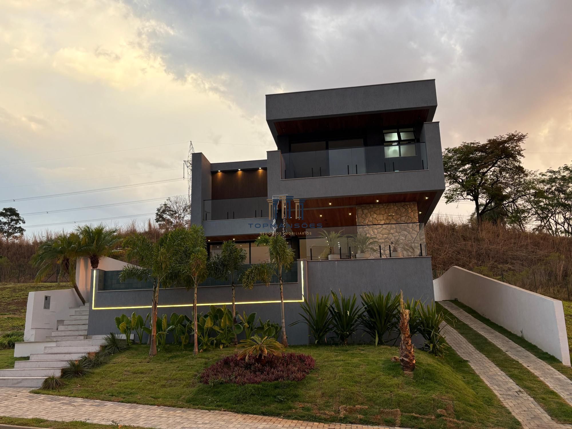 Casa de alto padrão, nova e mobiliada com 4 suítes e Piscina suspensa em Alphavi