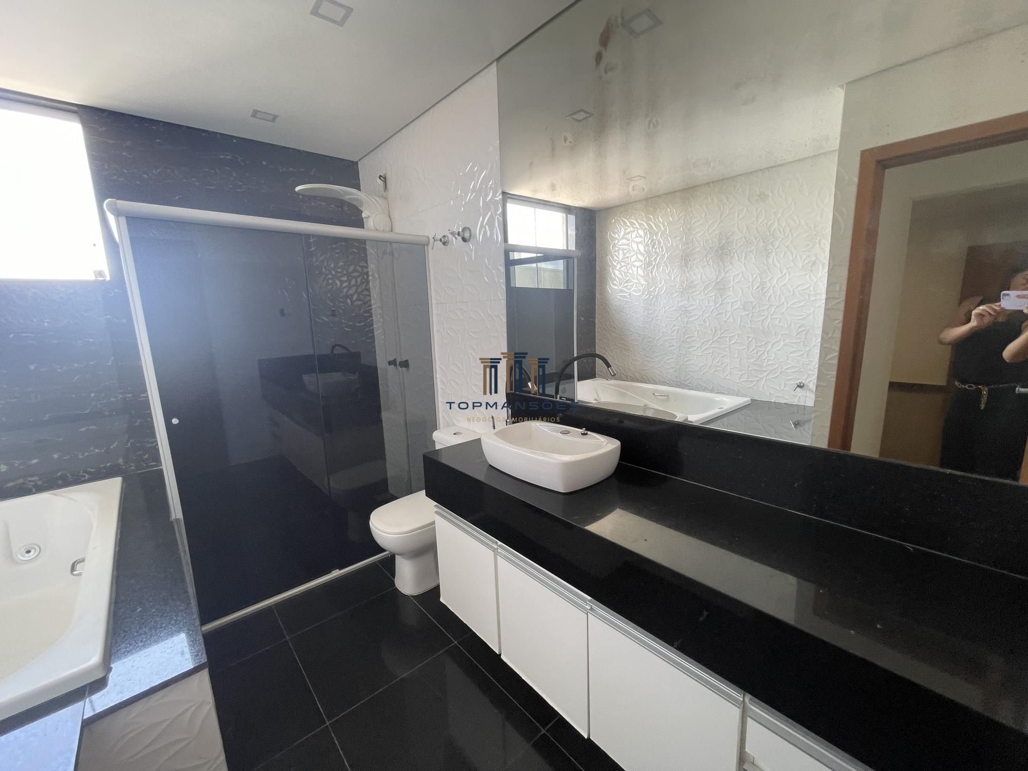 Linda casa com 3 suítes em Condomínio- Vespasiano.