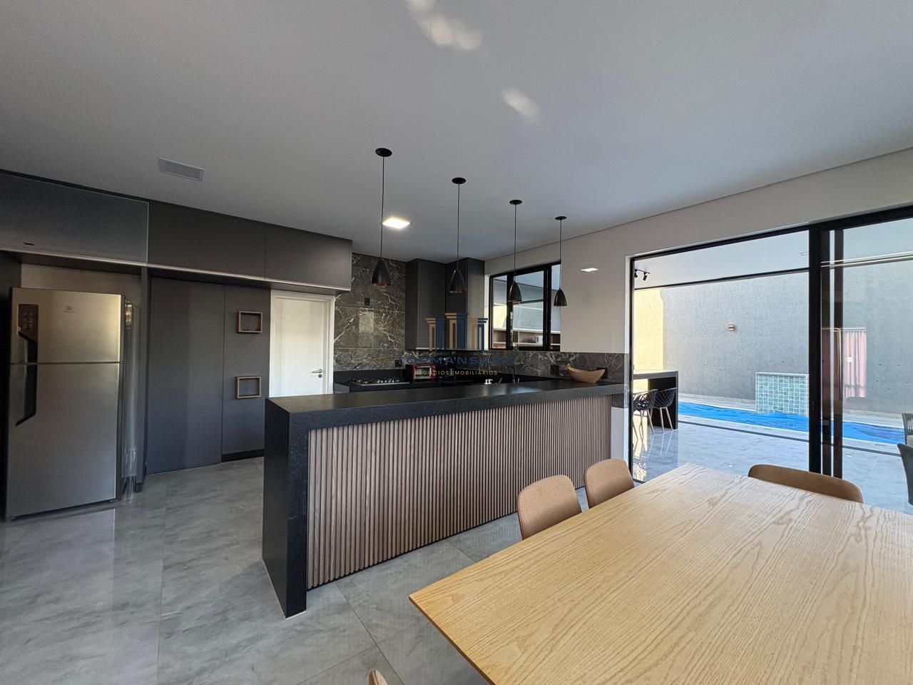 Casa de alto padrão, moderna com piscina aquecida, 4 quartos, em Alphaville/MG