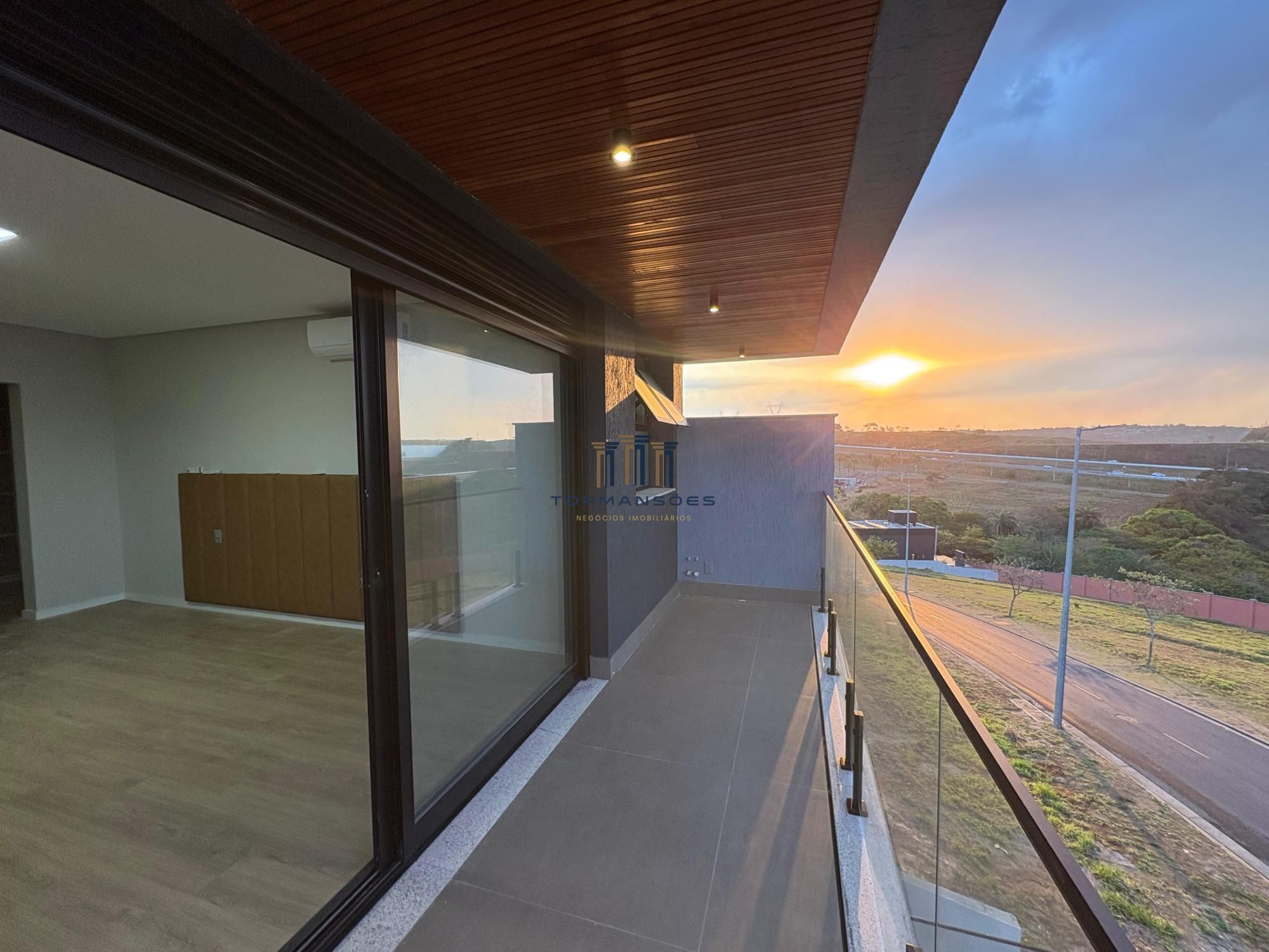 Casa de alto padrão, nova e mobiliada com 4 suítes e Piscina suspensa em Alphavi