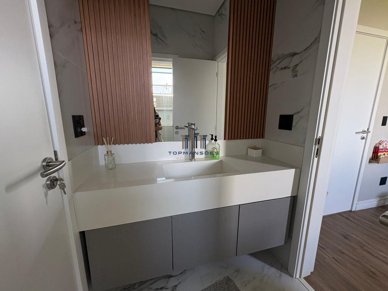 Casa de alto padrão, moderna com piscina aquecida, 4 quartos, em Alphaville/MG