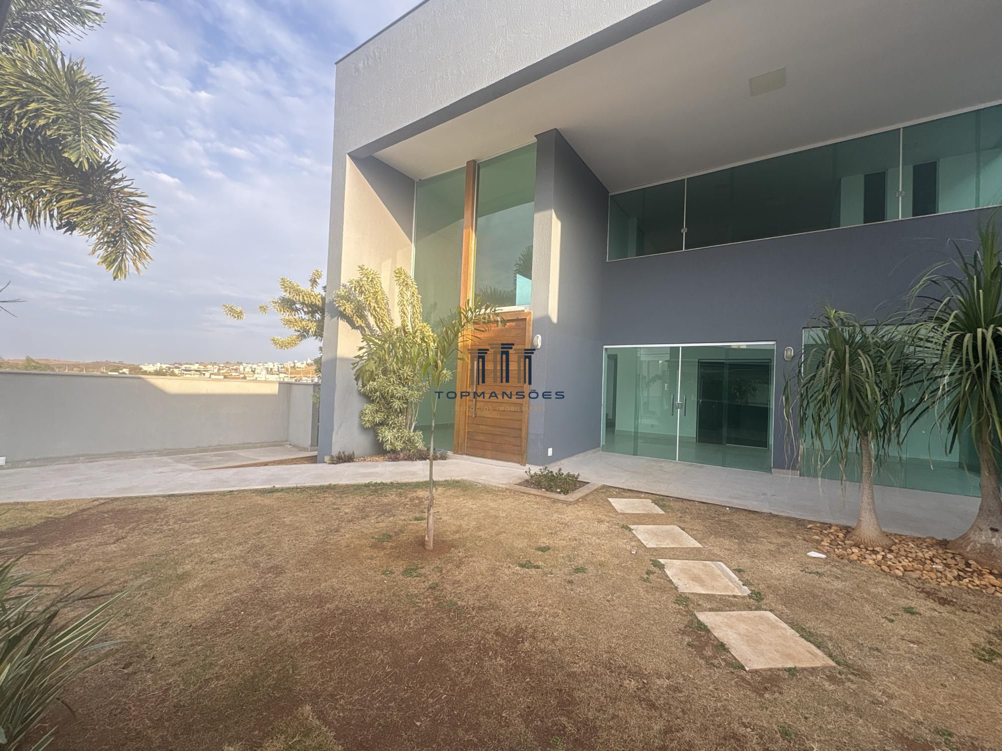 Casa com 4 suítes vista definitiva em Condominio fechado em Vespasiano