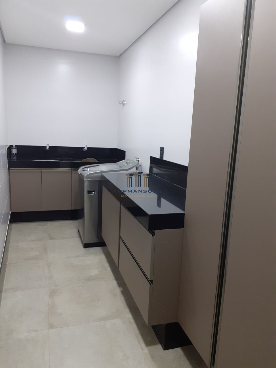 Excelente casa de condomínio, com 4 suítes fino acabamento v