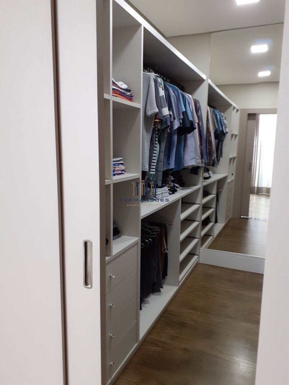 Excelente Casa de condomínio, com 4 suítes fino acabamento Vespasiano