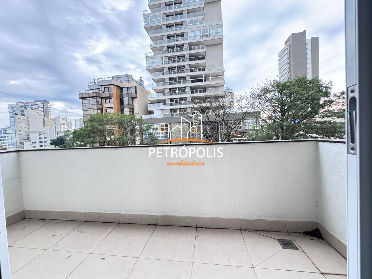 Apartamento à venda com 3 quartos, 239m² - Foto 3