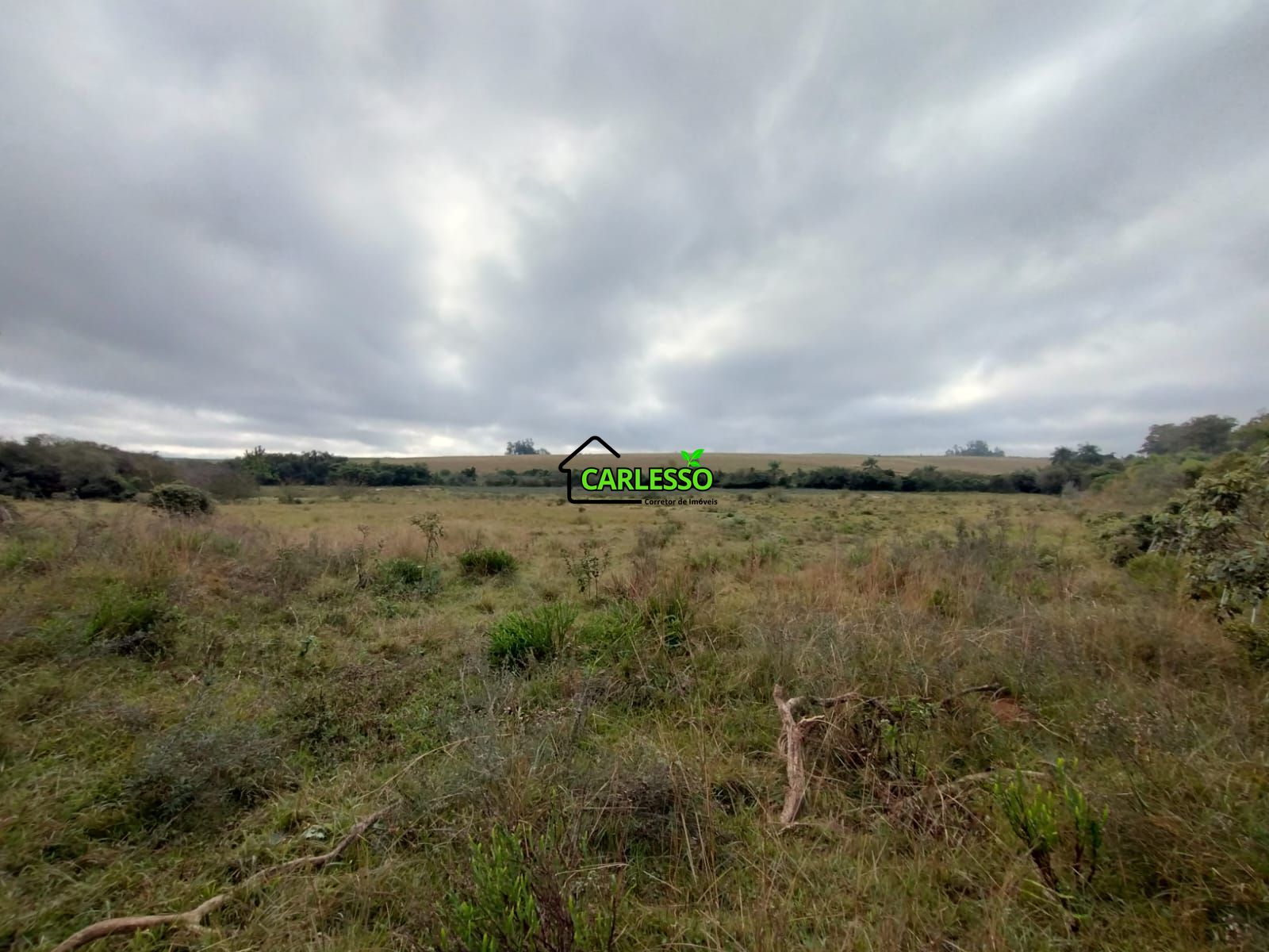 Área rural de frente ao asfalto