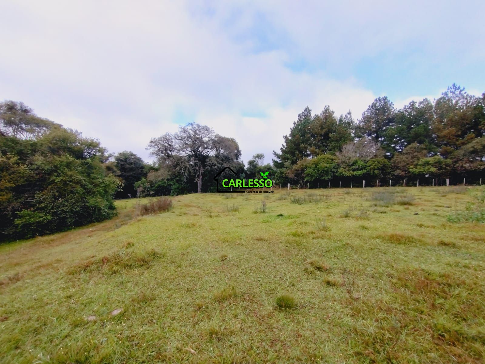 Área rural de frente ao asfalto