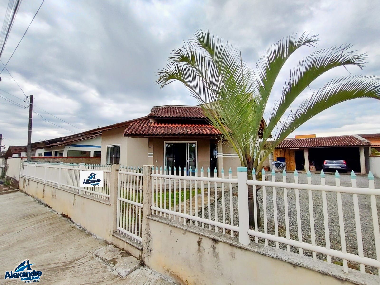 Casa à venda com 2 quartos, 65m² - Foto 1