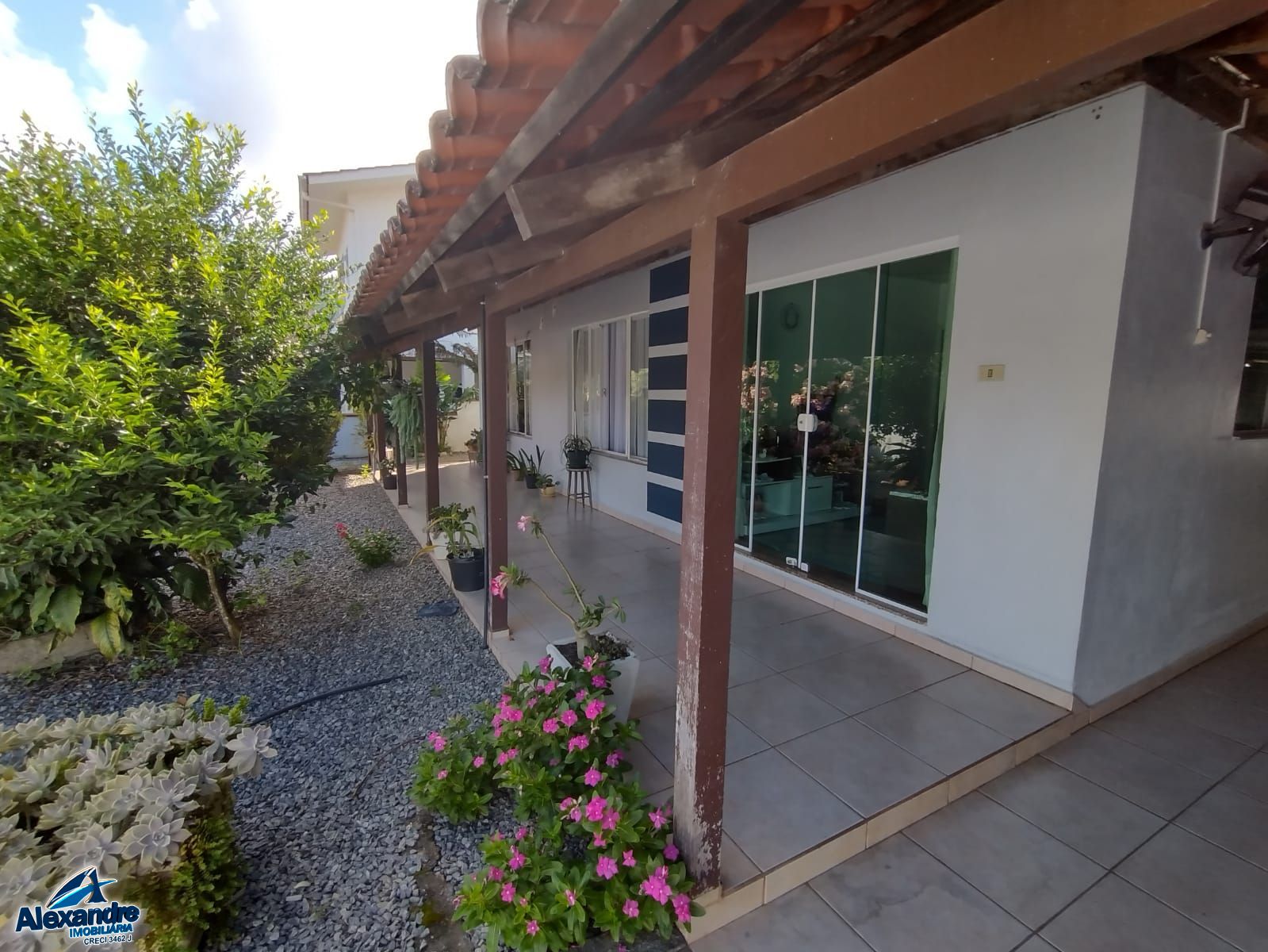 Casa à venda com 3 quartos, 72m² - Foto 1