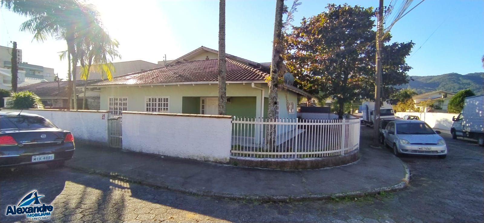 Casa à venda com 8 quartos, 225m² - Foto 1