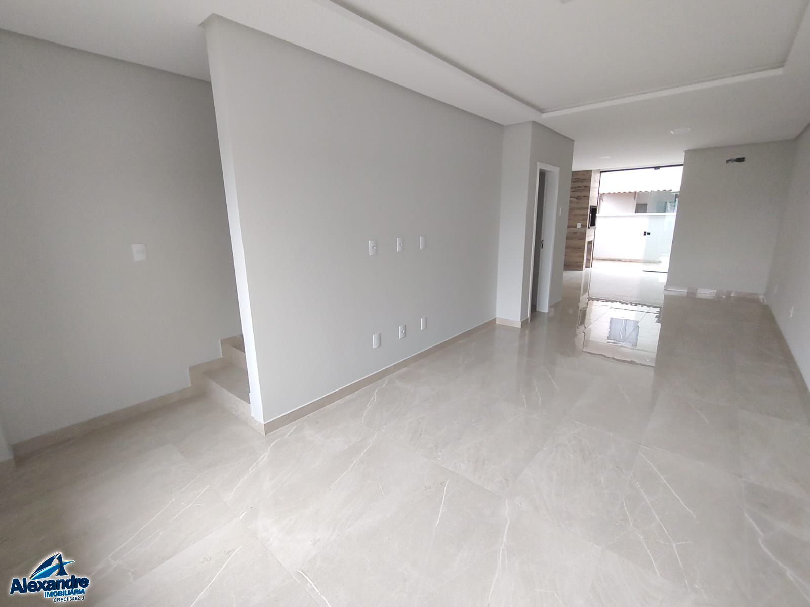 Casa à venda com 3 quartos, 105m² - Foto 1