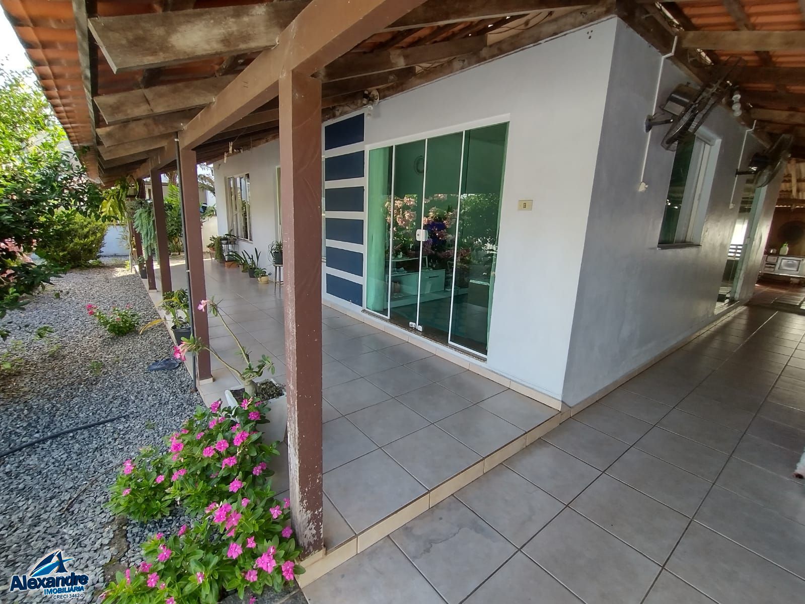 Casa à venda com 3 quartos, 72m² - Foto 2