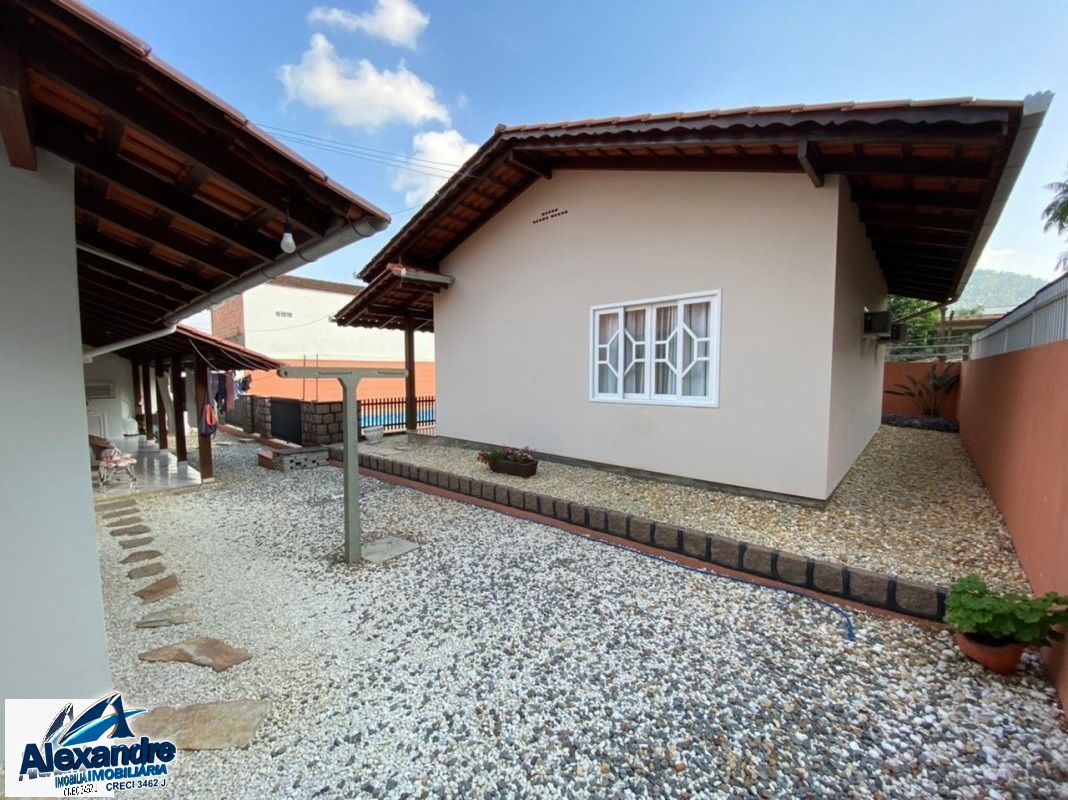 Casa à venda com 6 quartos, 200m² - Foto 37