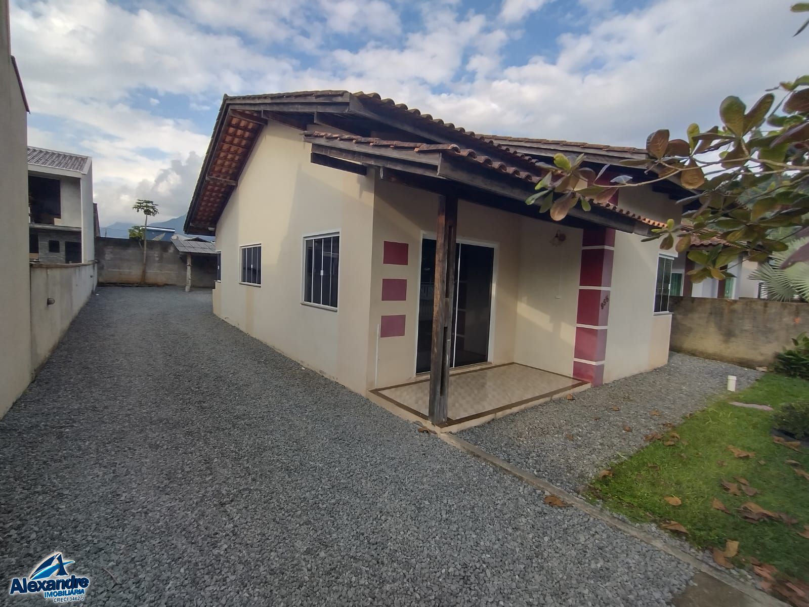 Casa à venda com 3 quartos, 95m² - Foto 1