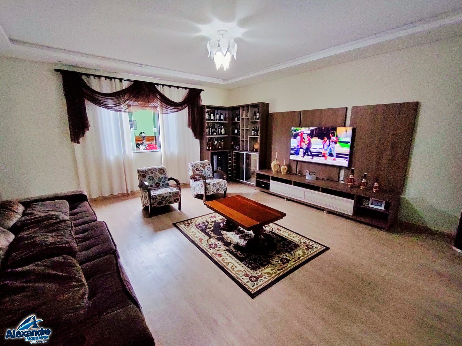 Casa à venda com 3 quartos, 220m² - Foto 1