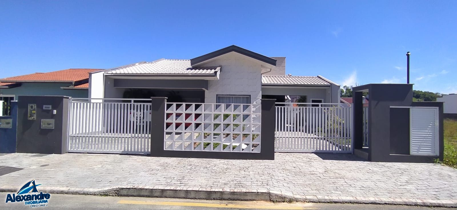 Casa à venda com 3 quartos, 198m² - Foto 1