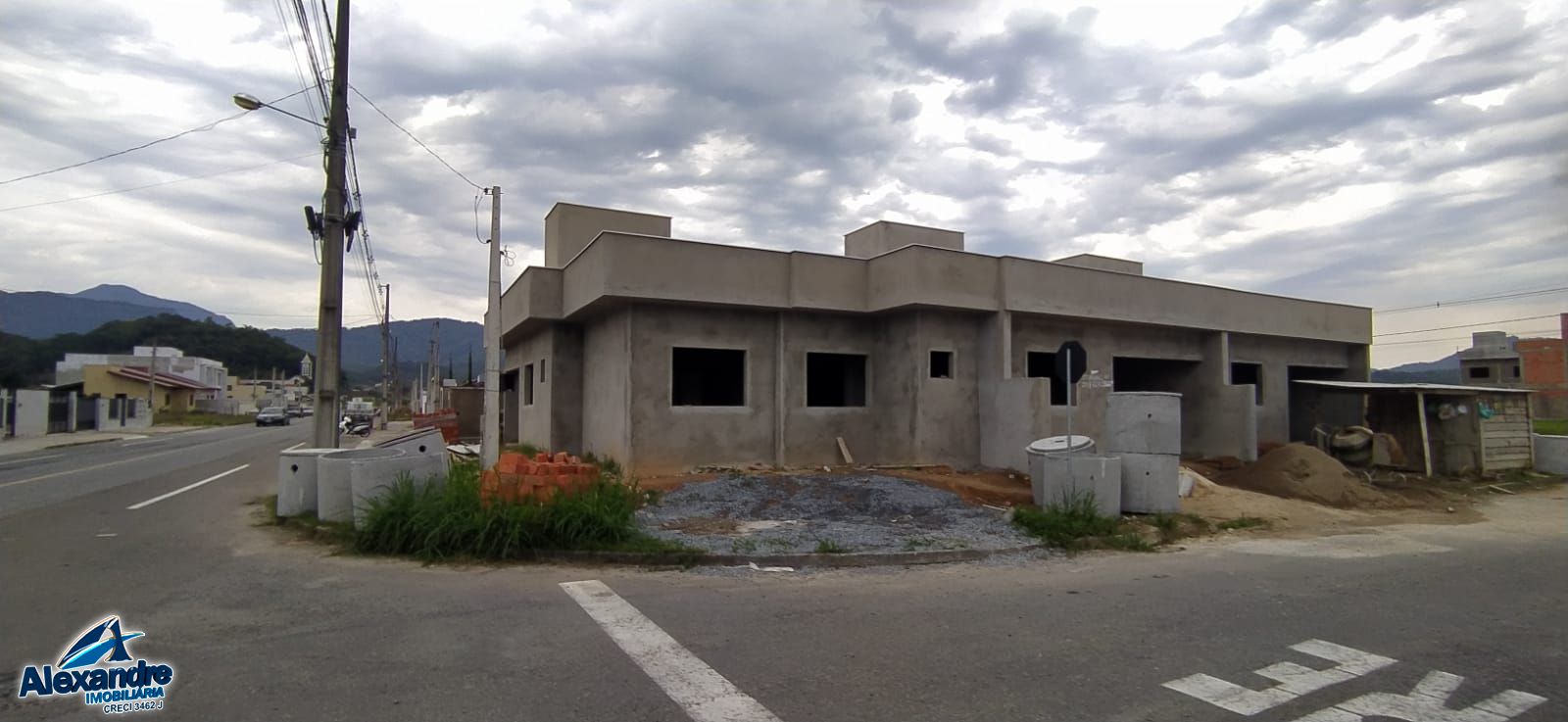 Casa à venda com 2 quartos, 104m² - Foto 1