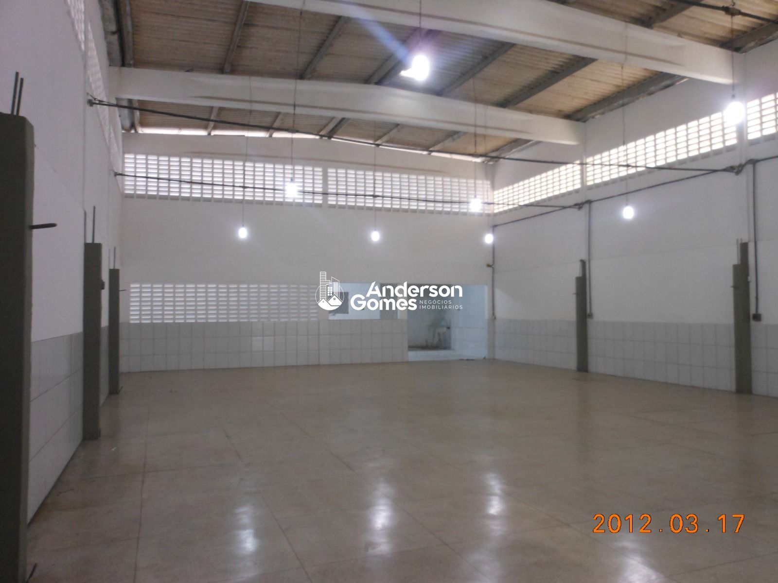 Depósito-Galpão-Armazém para alugar com 2 quartos, 560m² - Foto 2