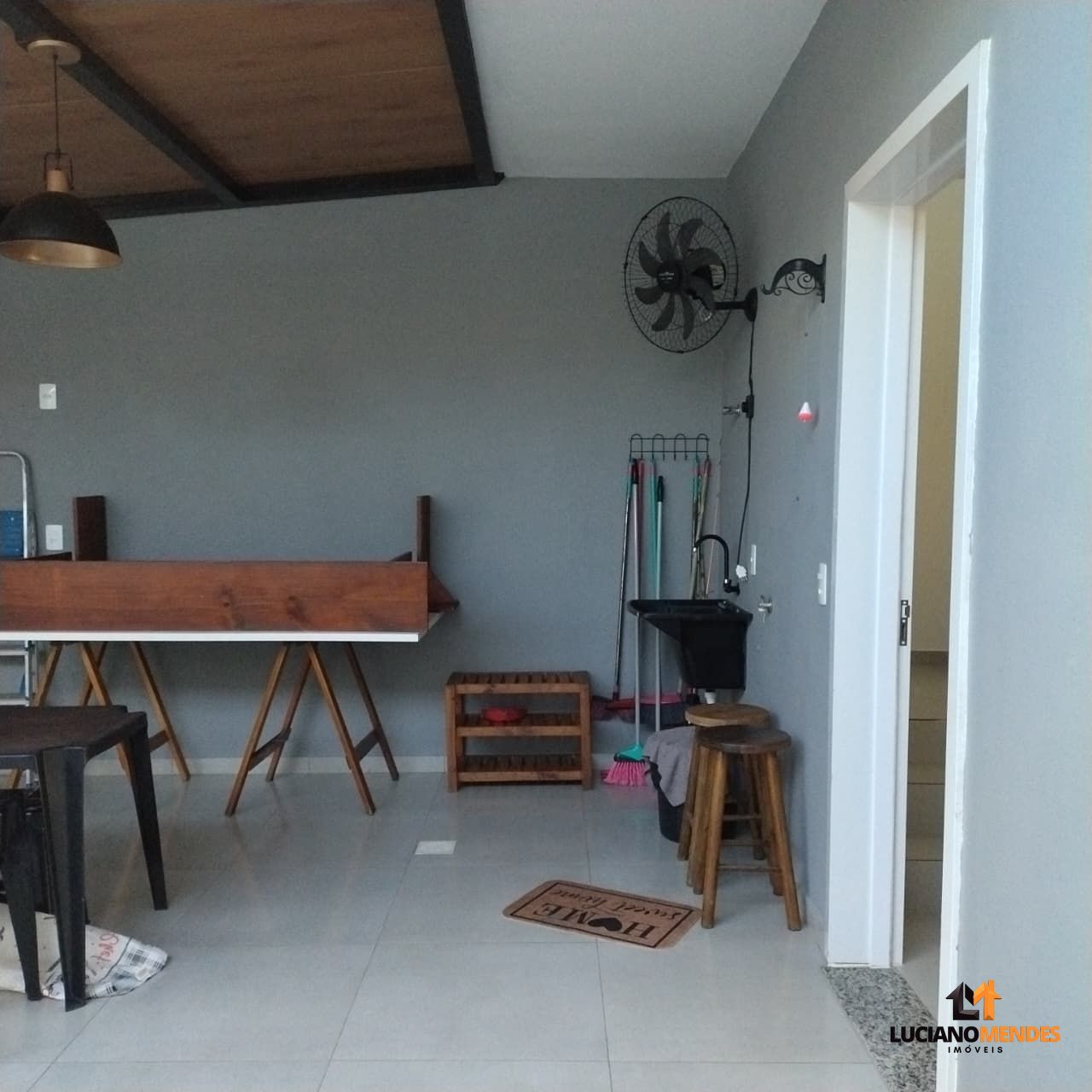 Sobrado completo, mobiliado e com excelente espaço gourmet – a cerca de 1.000m