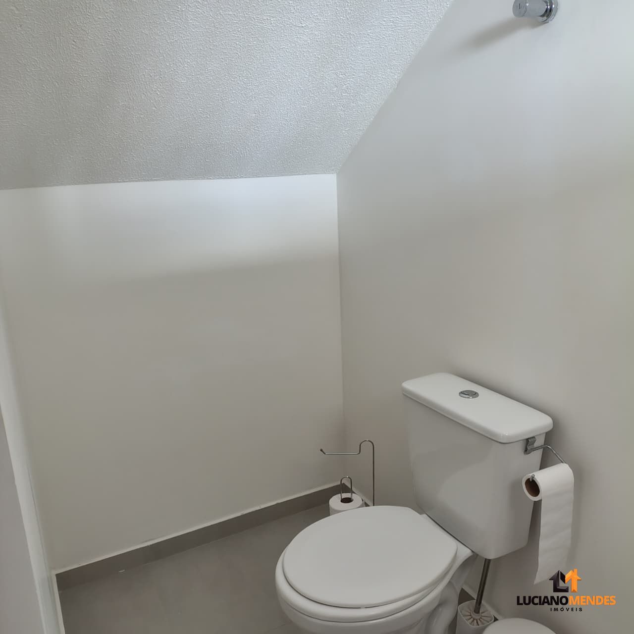 Sobrado completo, mobiliado e com excelente espaço gourmet – a cerca de 1.000m