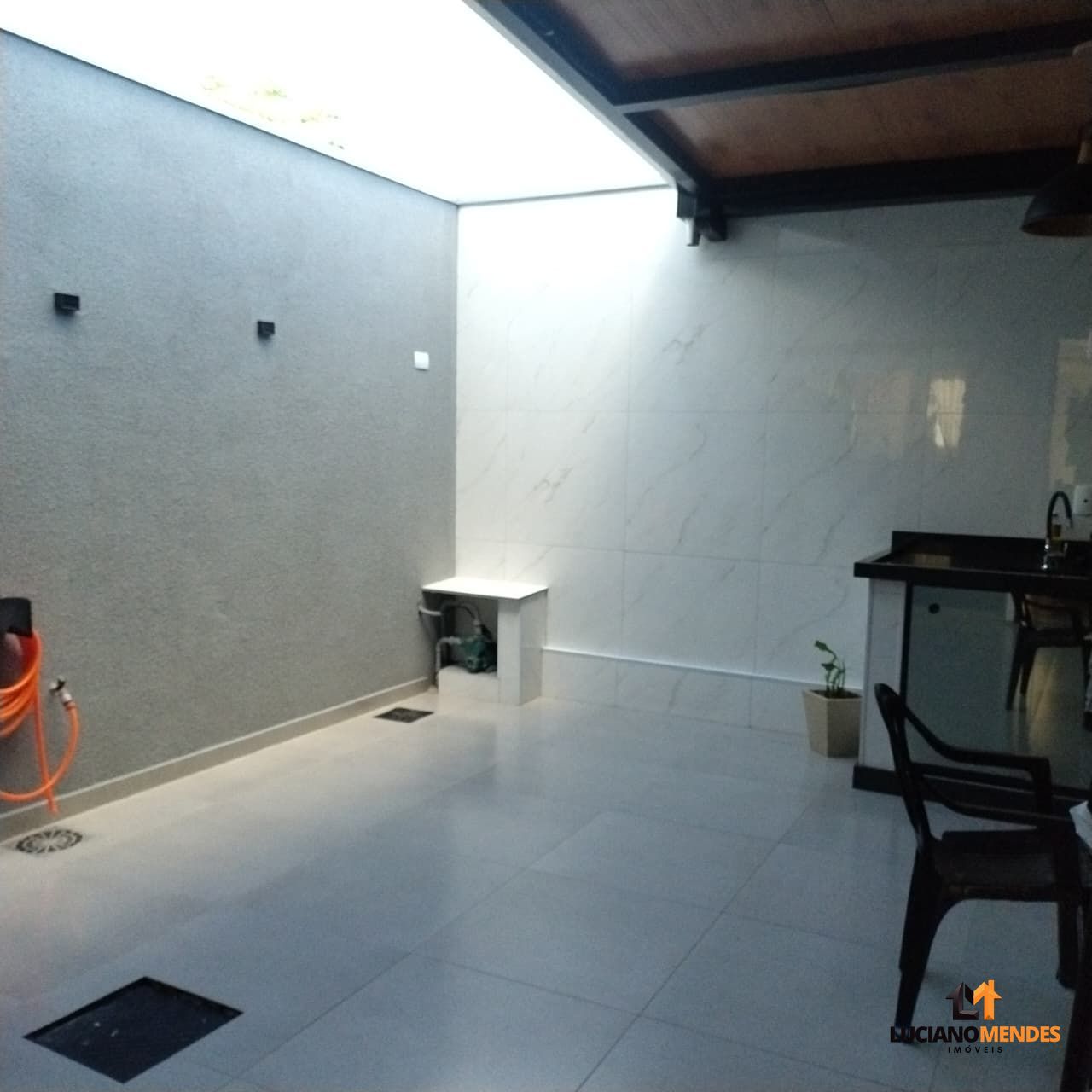 Sobrado completo, mobiliado e com excelente espaço gourmet – a cerca de 1.000m