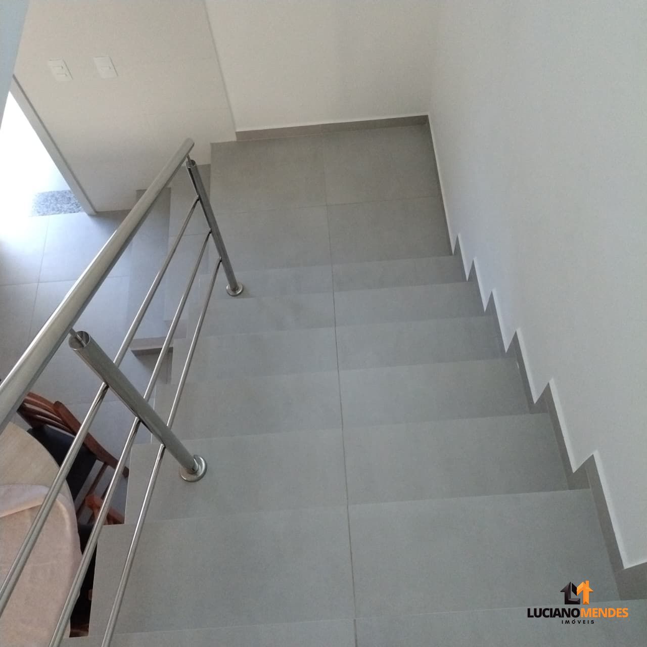 Sobrado completo, mobiliado e com excelente espaço gourmet – a cerca de 1.000m