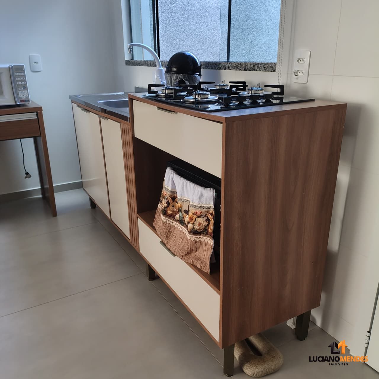 Sobrado completo, mobiliado e com excelente espaço gourmet – a cerca de 1.000m