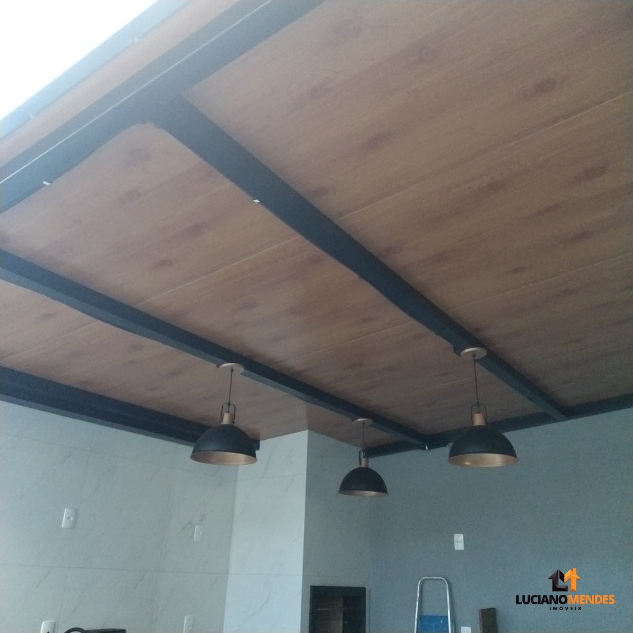 Sobrado completo, mobiliado e com excelente espaço gourmet – a cerca de 1.000m