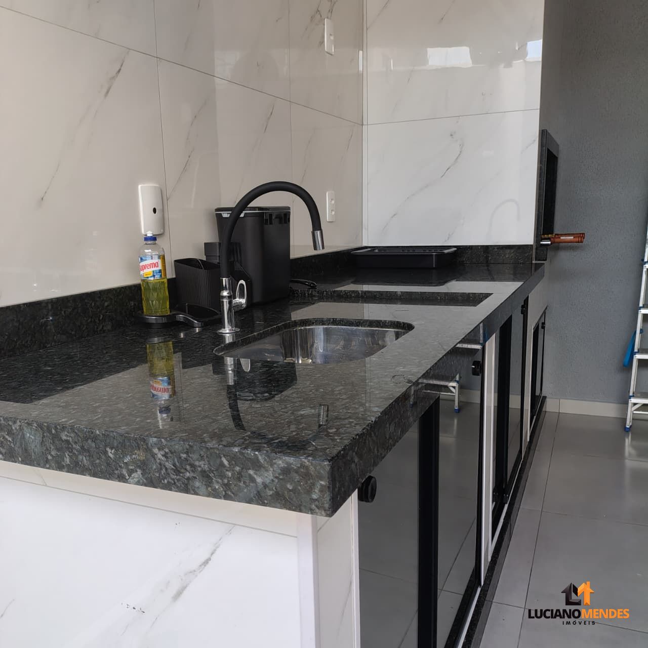Sobrado completo, mobiliado e com excelente espaço gourmet – a cerca de 1.000m