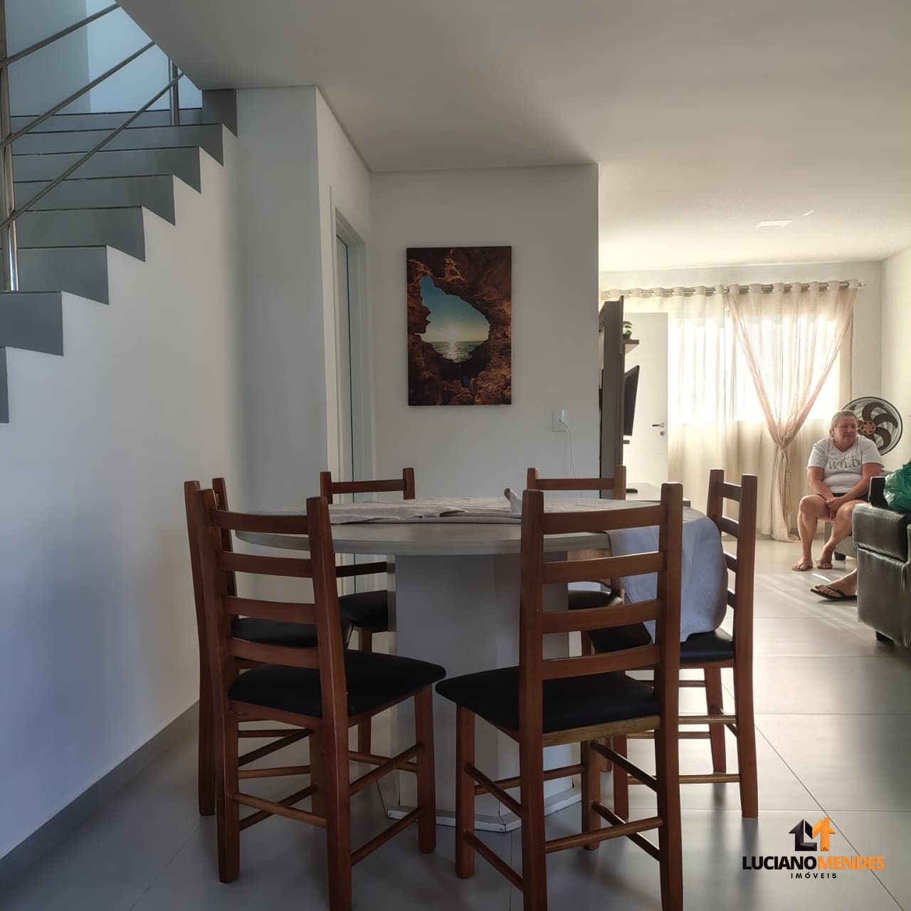 Sobrado completo, mobiliado e com excelente espaço gourmet – a cerca de 1.000m