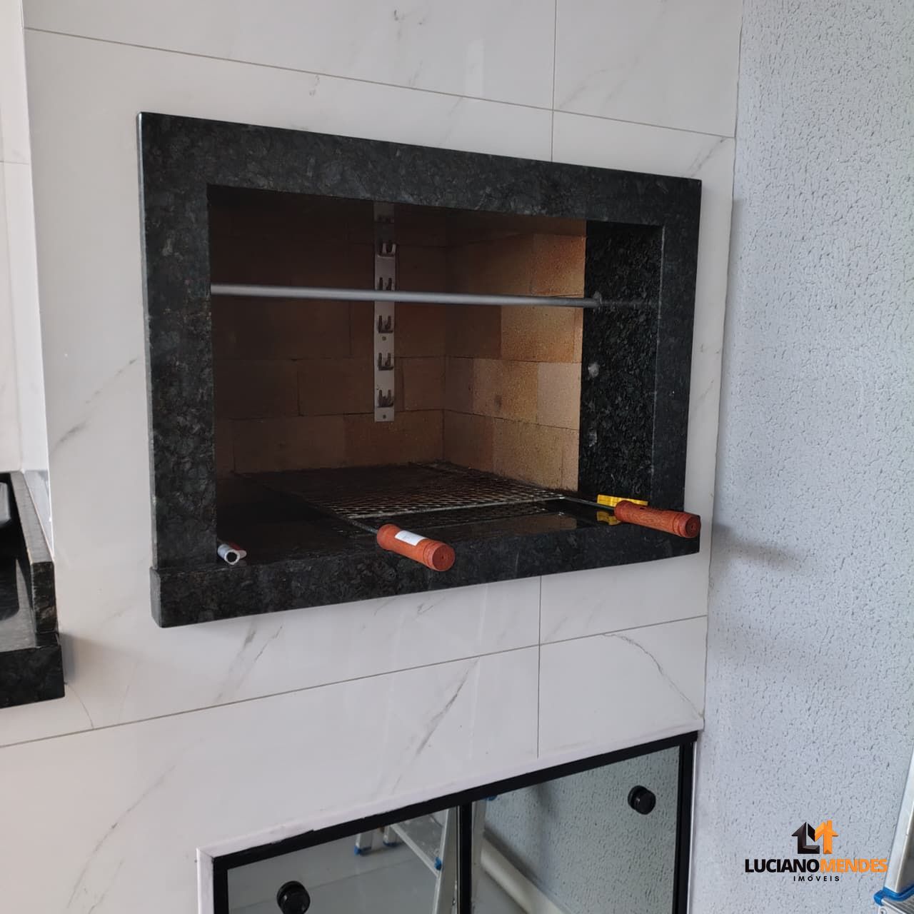 Sobrado completo, mobiliado e com excelente espaço gourmet – a cerca de 1.000m