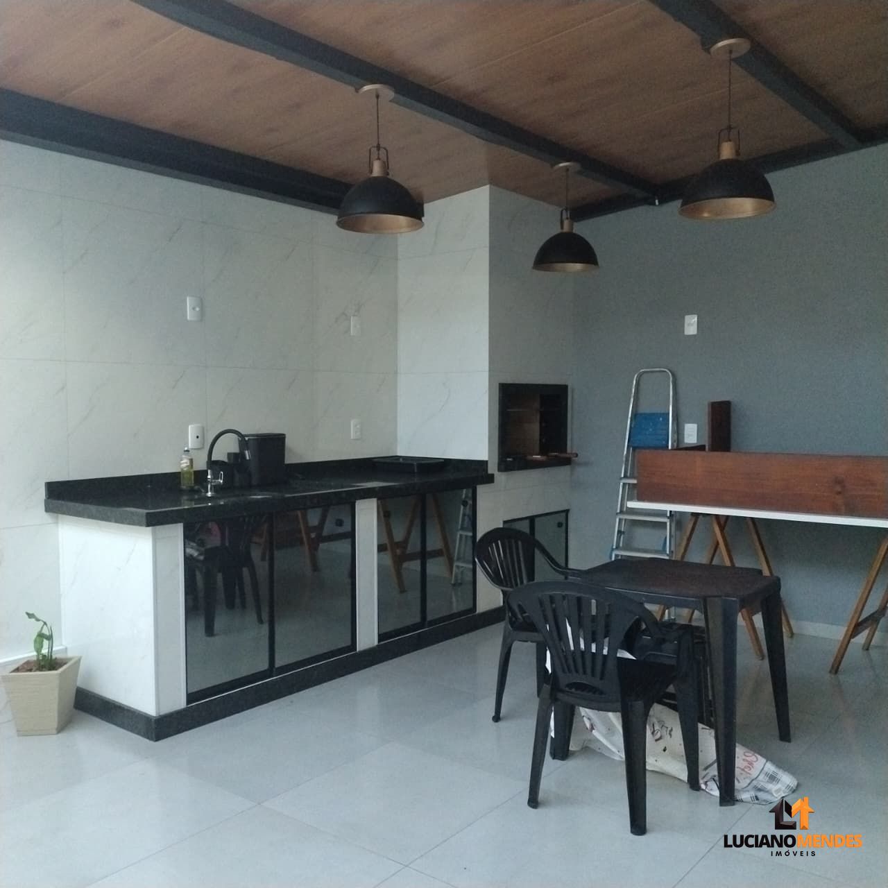 Sobrado completo, mobiliado e com excelente espaço gourmet – a cerca de 1.000m