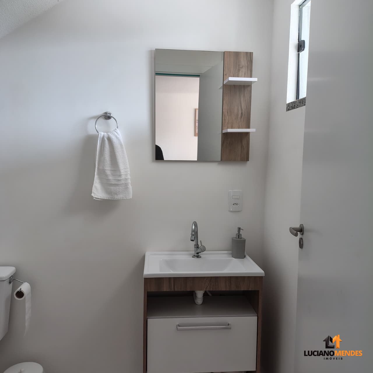 Sobrado completo, mobiliado e com excelente espaço gourmet – a cerca de 1.000m
