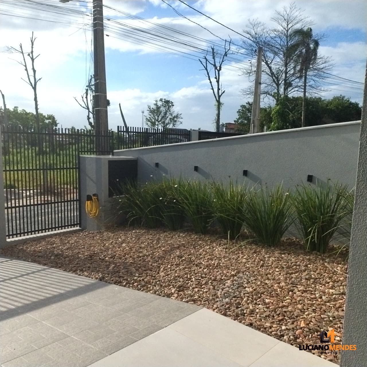 Sobrado completo, mobiliado e com excelente espaço gourmet – a cerca de 1.000m