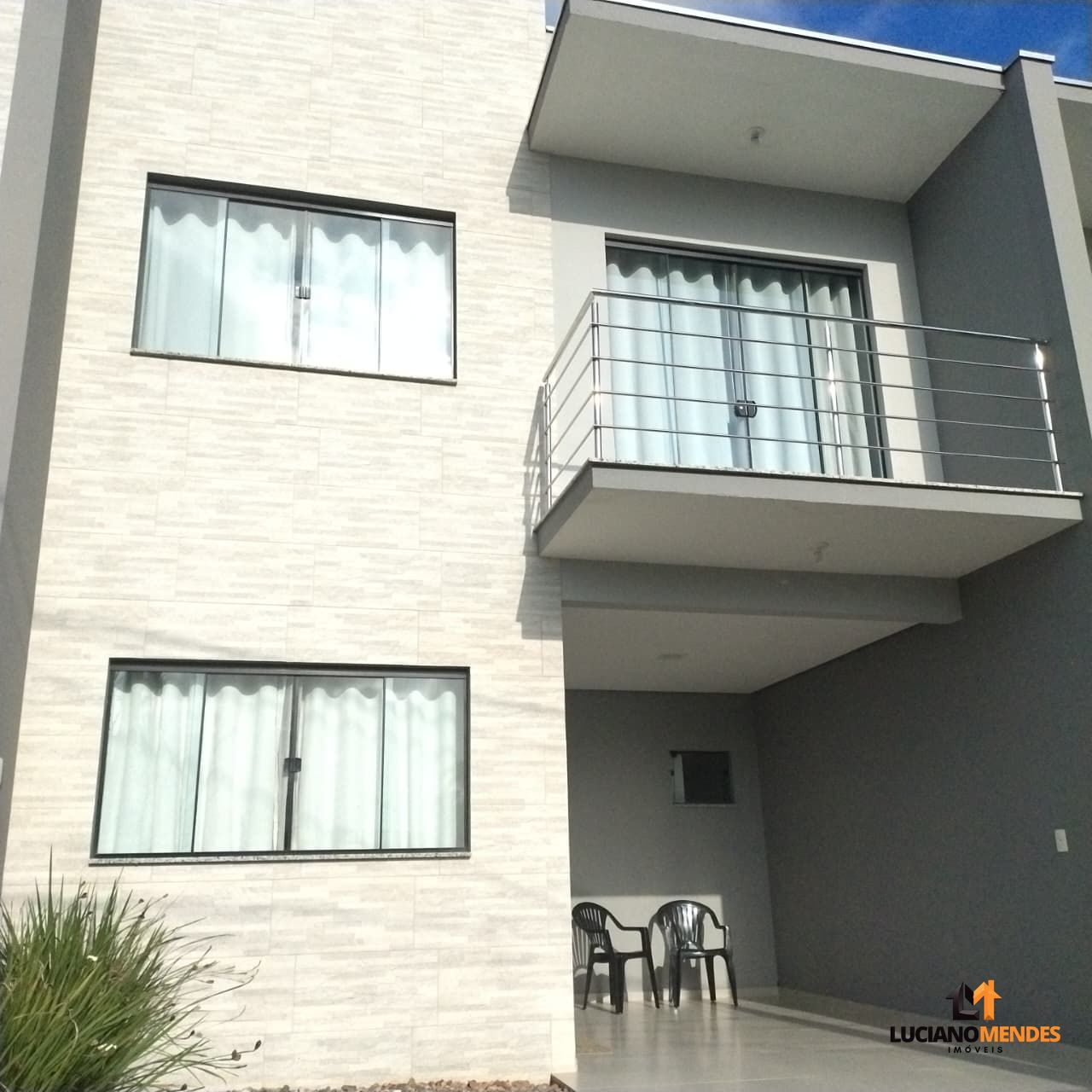 Sobrado completo, mobiliado e com excelente espaço gourmet – a cerca de 1.000m