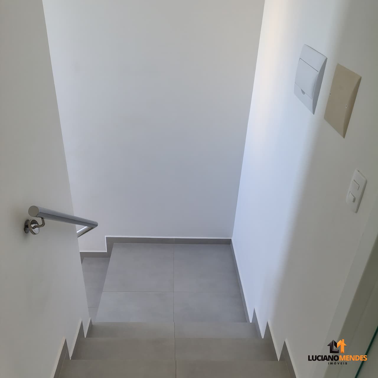 Sobrado completo, mobiliado e com excelente espaço gourmet – a cerca de 1.000m