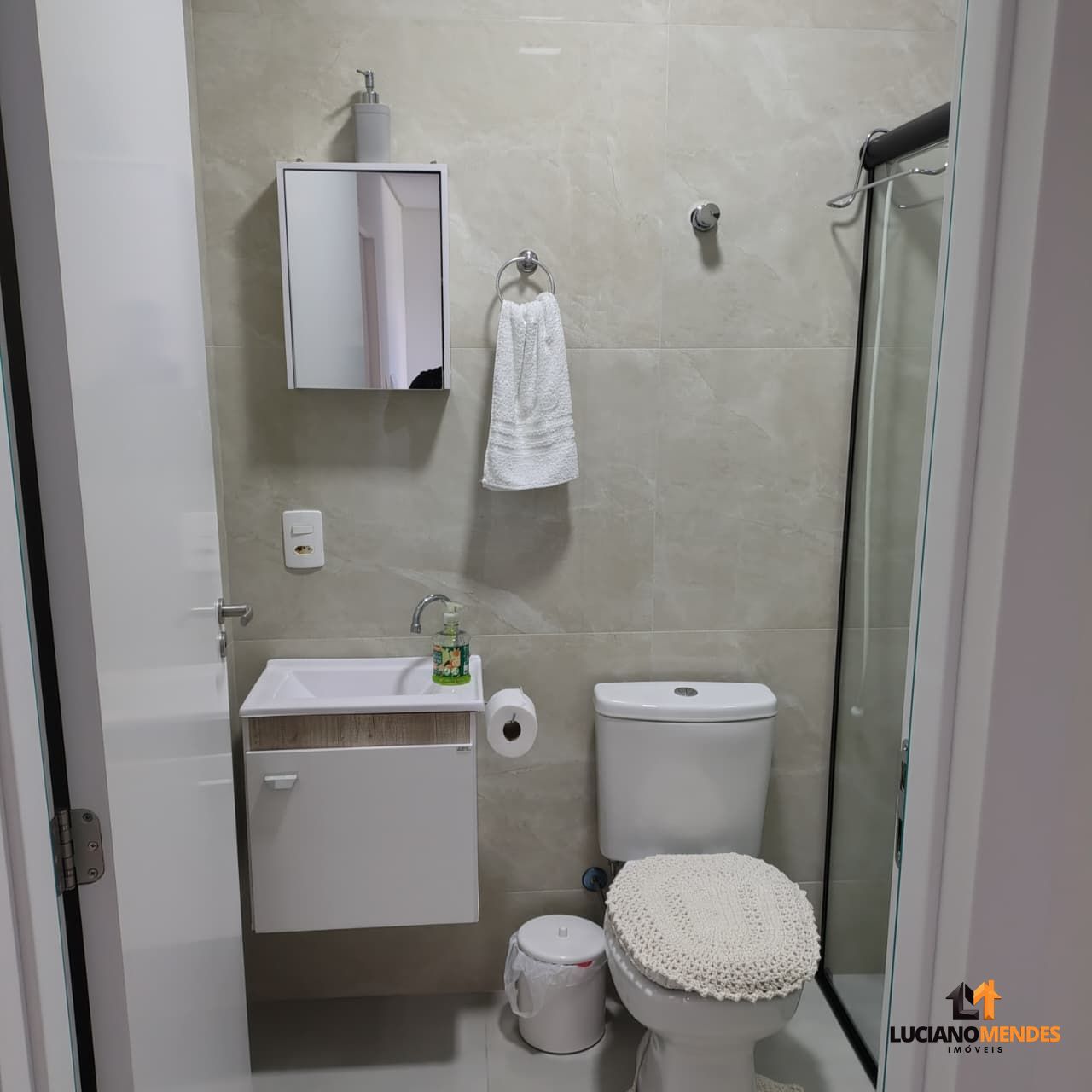 Sobrado completo, mobiliado e com excelente espaço gourmet – a cerca de 1.000m