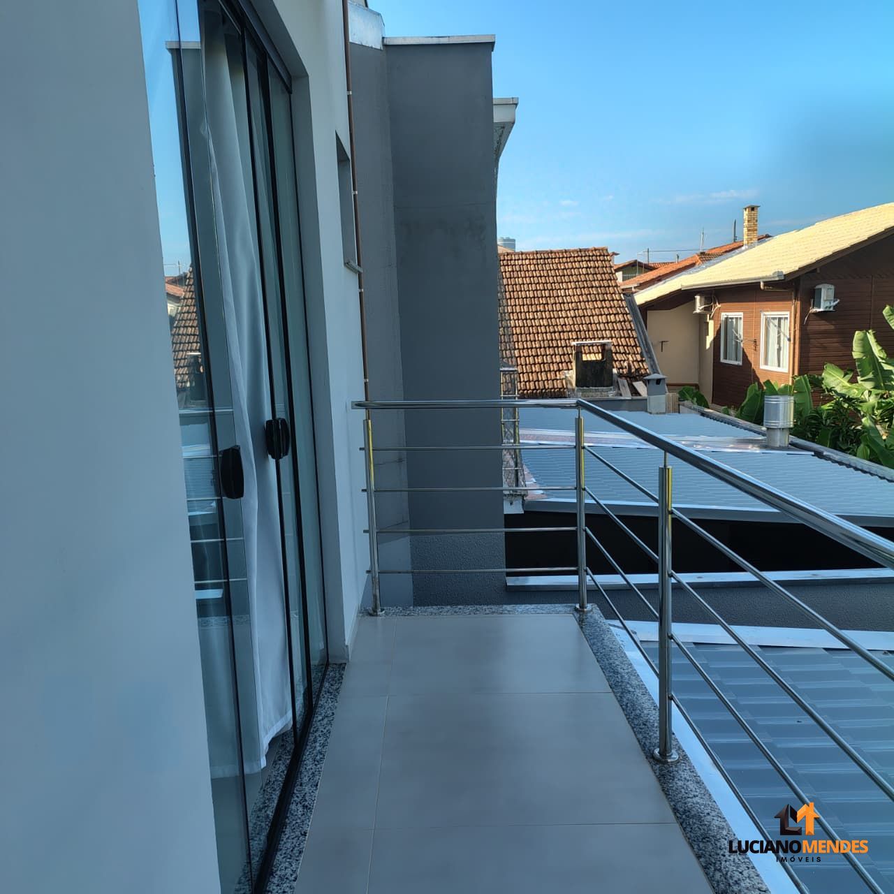 Sobrado completo, mobiliado e com excelente espaço gourmet – a cerca de 1.000m