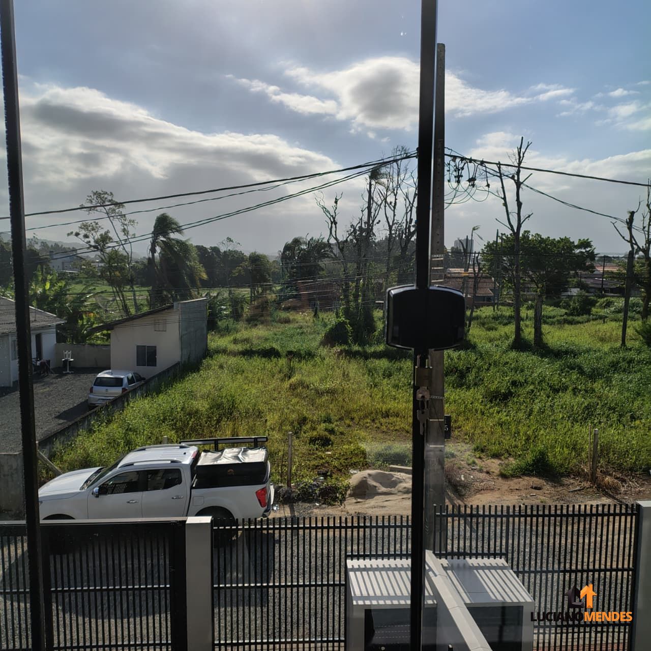 Sobrado completo, mobiliado e com excelente espaço gourmet – a cerca de 1.000m