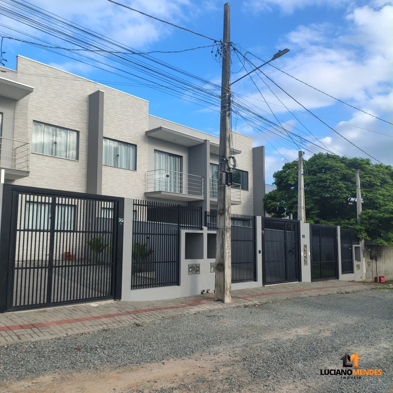 Sobrado completo, mobiliado e com excelente espaço gourmet – a cerca de 1.000m