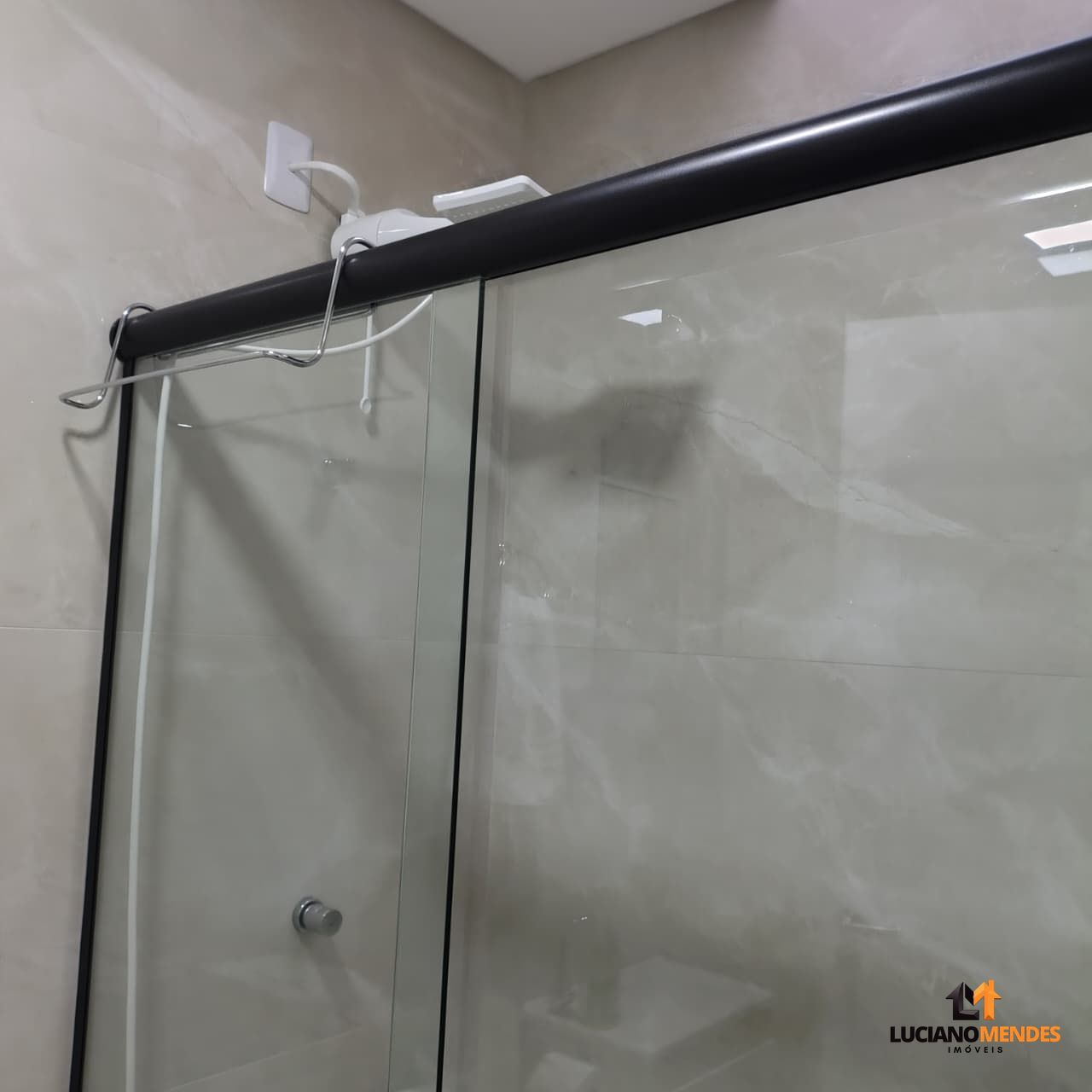 Sobrado completo, mobiliado e com excelente espaço gourmet – a cerca de 1.000m