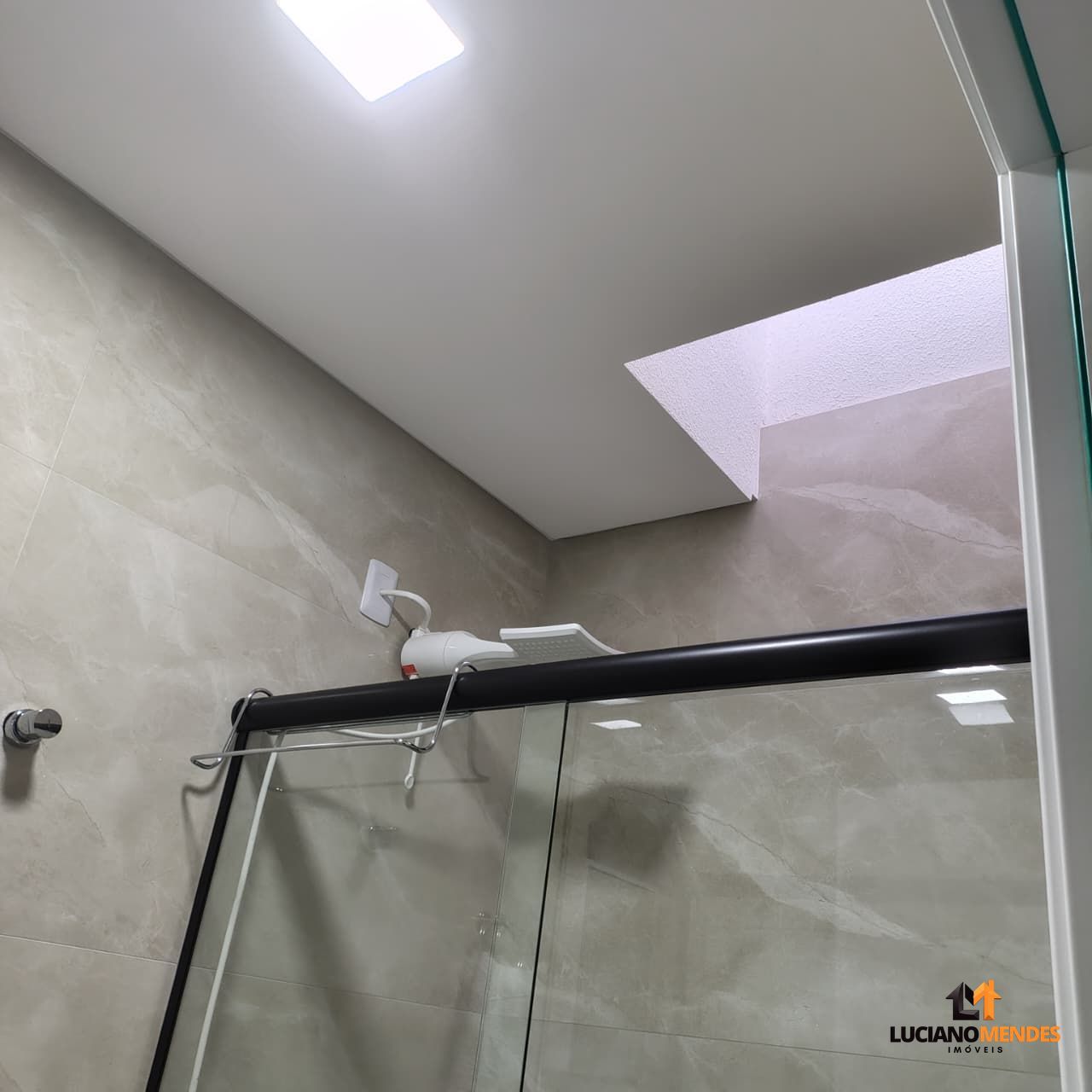 Sobrado completo, mobiliado e com excelente espaço gourmet – a cerca de 1.000m