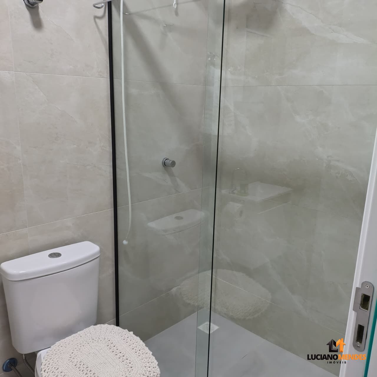 Sobrado completo, mobiliado e com excelente espaço gourmet – a cerca de 1.000m