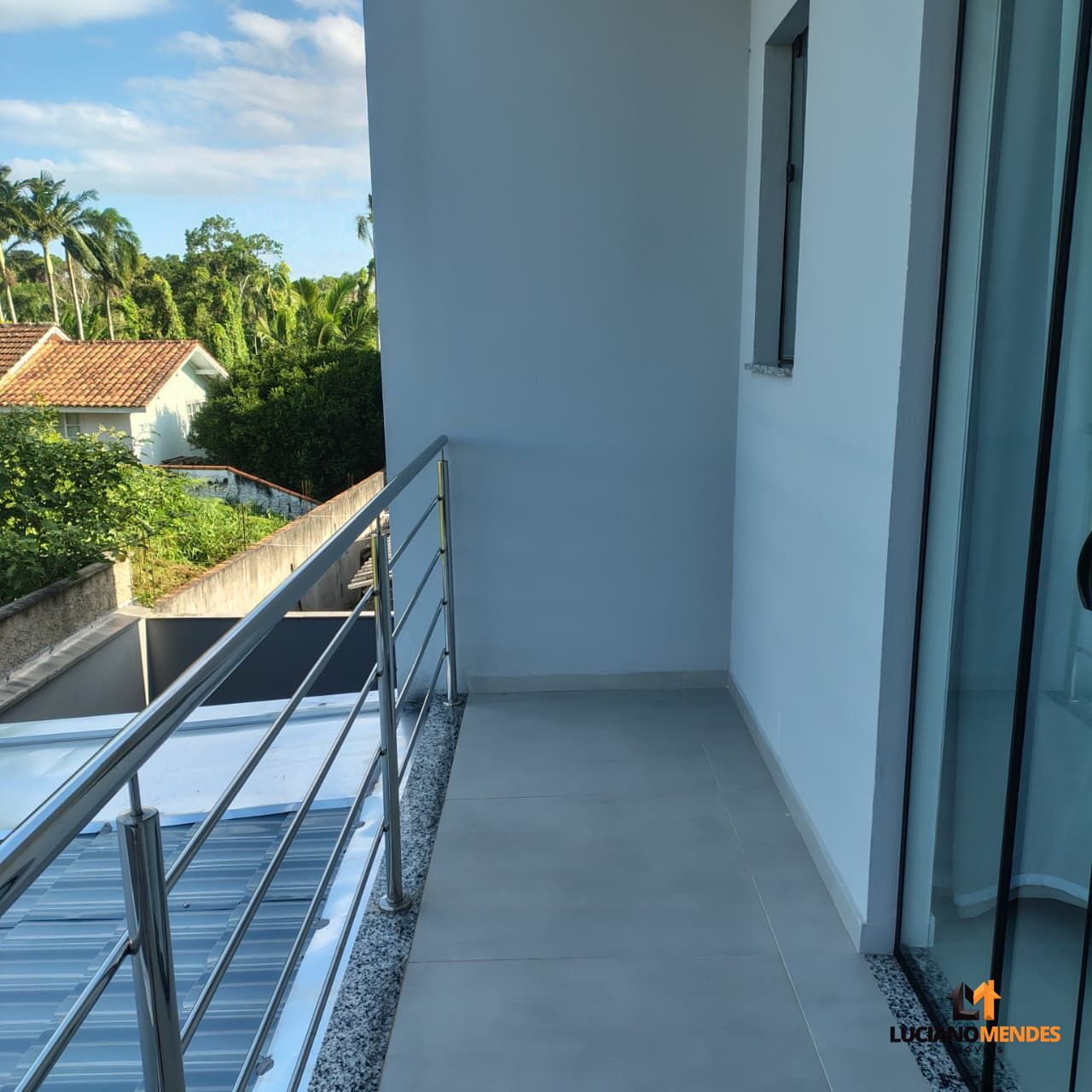 Sobrado completo, mobiliado e com excelente espaço gourmet – a cerca de 1.000m