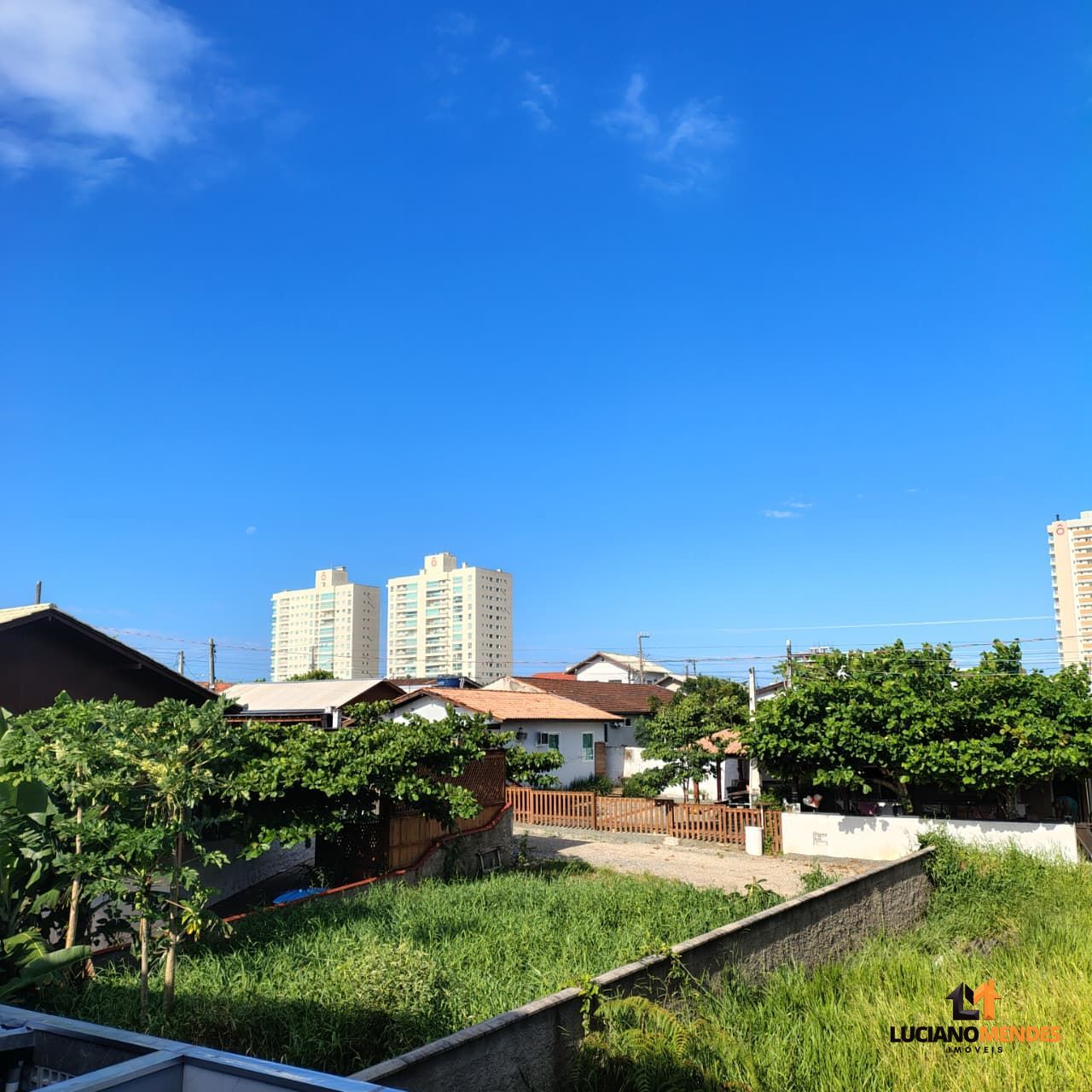 Sobrado completo, mobiliado e com excelente espaço gourmet – a cerca de 1.000m