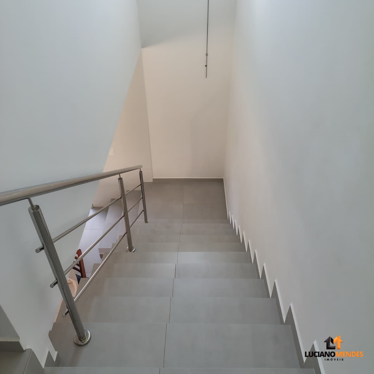 Sobrado completo, mobiliado e com excelente espaço gourmet – a cerca de 1.000m
