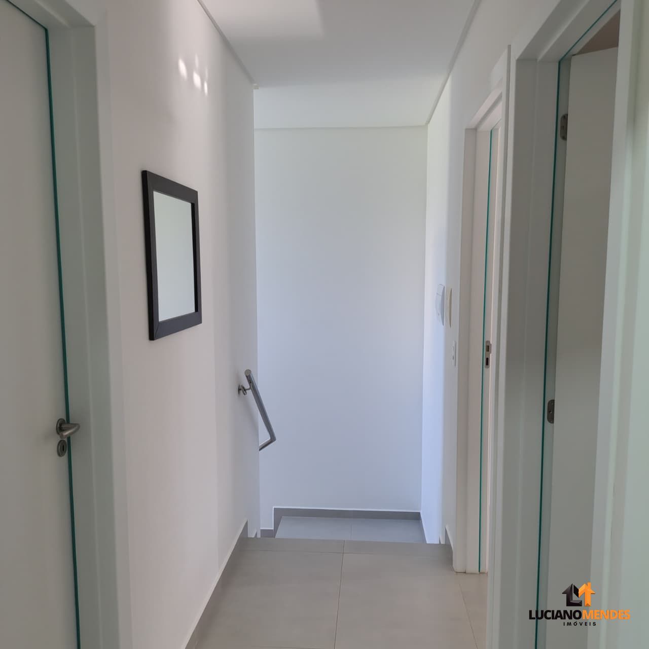 Sobrado completo, mobiliado e com excelente espaço gourmet – a cerca de 1.000m