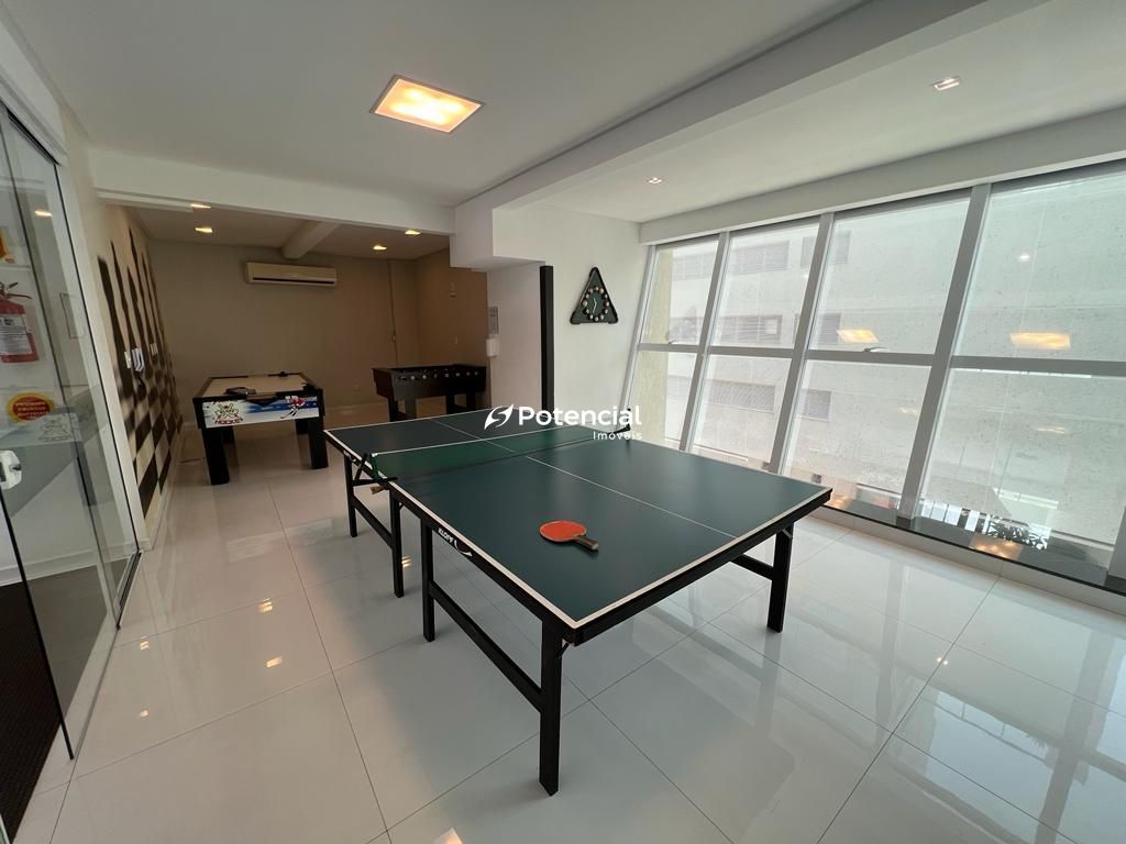 Sala de jogos com mesa de ping pong e air rokey  Mount Sinai Residencial